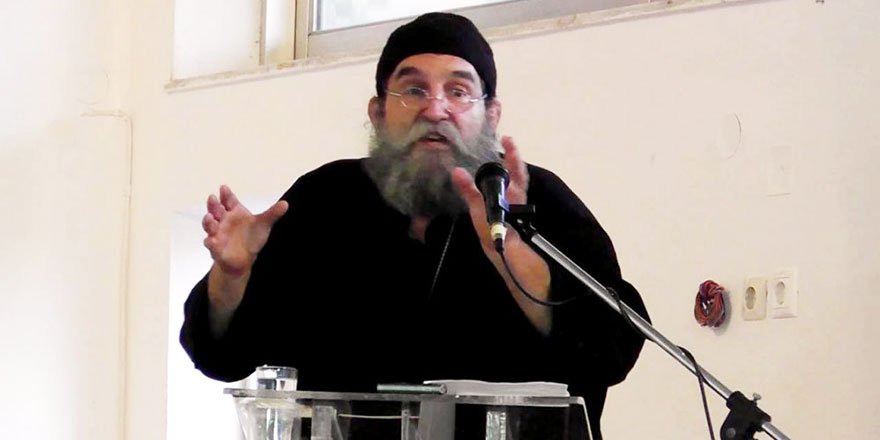 Yunan Papaz: Turistler Ayasofya'ya artık çıplak değil başörtülü girecek