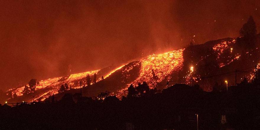 Yanardağdan çıkan lavlar denize doğru nehir gibi akıyor